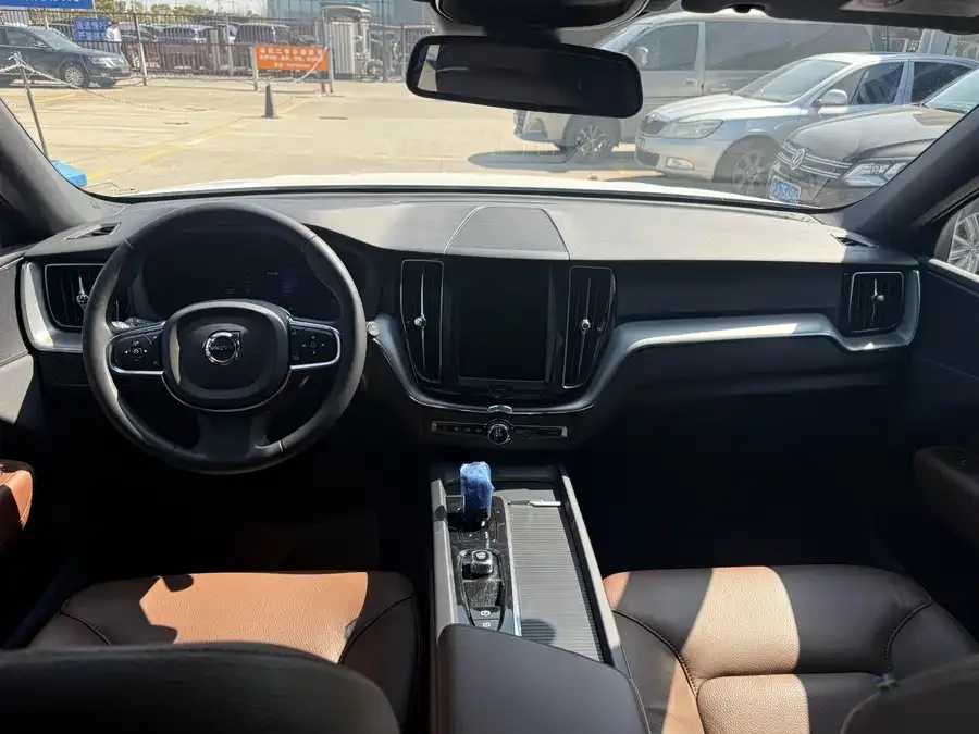 Volvo XC60 2023 B5 4WD Zhiyi Luxury Edition 2023 — миниатюра 4