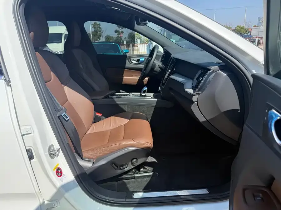 Volvo XC60 2023 B5 4WD Zhiyi Luxury Edition 2023 — миниатюра 5