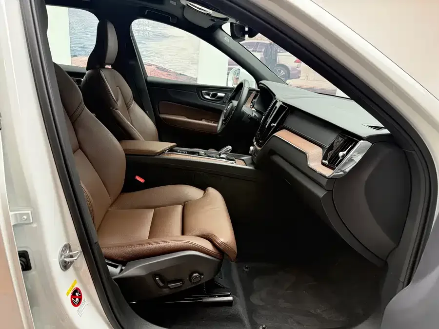 Volvo XC60 2024 B5 4WD Zhiyuan Luxury Edition 2025 — миниатюра 4