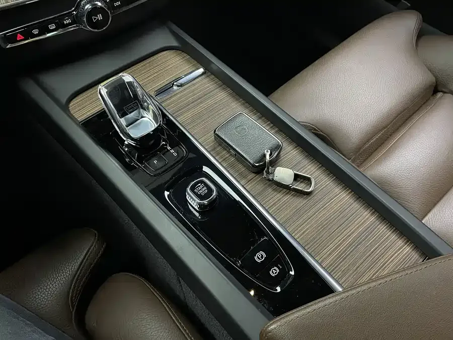 Volvo XC60 2023 B5 4WD Zhiyuan Luxury Edition 2022 — миниатюра 3