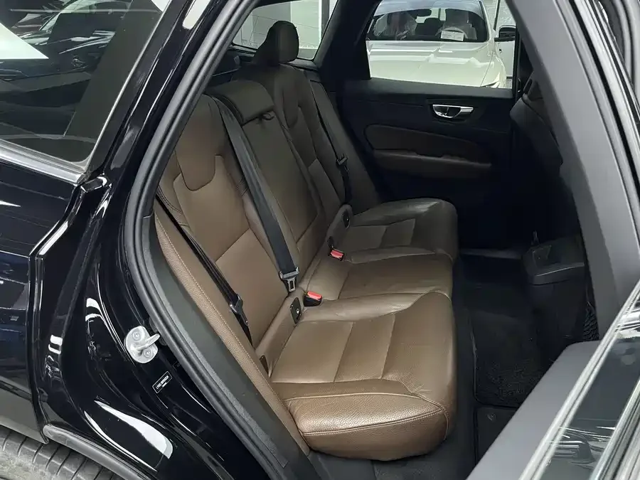 Volvo XC60 2023 B5 4WD Zhiyuan Luxury Edition 2022 — миниатюра 4