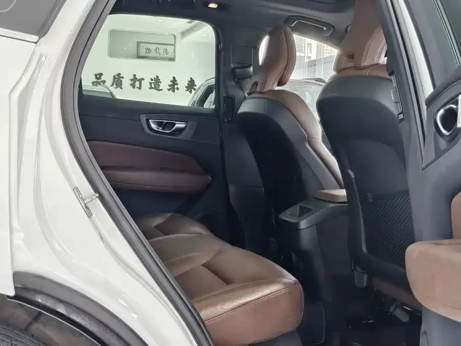 Volvo XC60 2022 B5 four-wheel drive Zhiyi Sports Edition 2022 — миниатюра 3