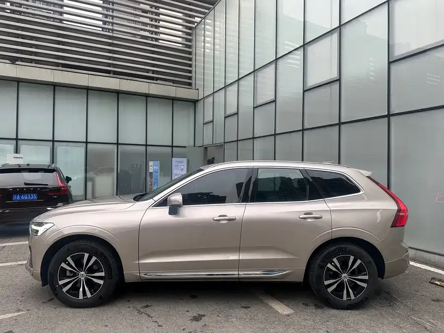 Volvo XC60 2023 B5 4WD Zhiyi Luxury Edition 2022 — миниатюра 2