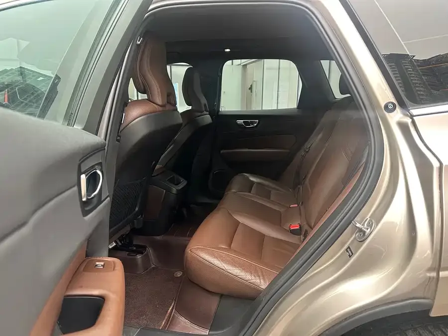 Volvo XC60 2023 B5 4WD Zhiyi Luxury Edition 2022 — миниатюра 3