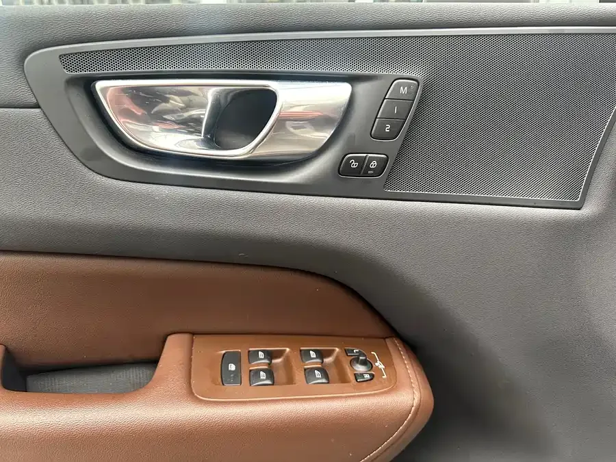 Volvo XC60 2023 B5 4WD Zhiyi Luxury Edition 2022 — миниатюра 5