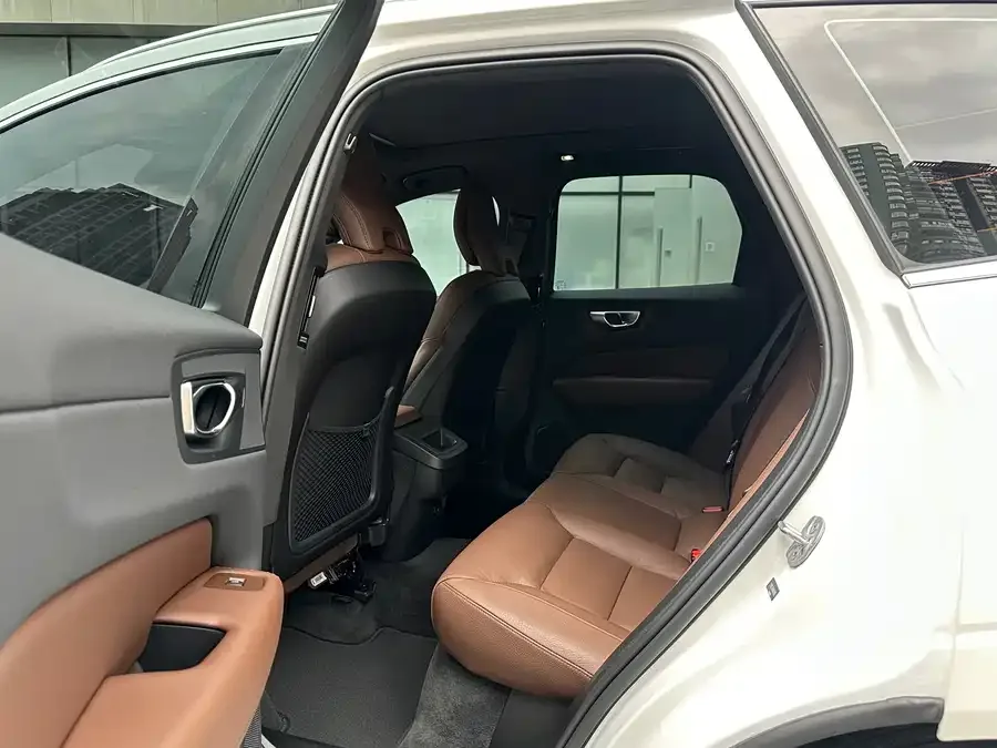 Volvo XC60 2024 B5 4WD Zhiyuan Luxury Edition 2024 — миниатюра 3