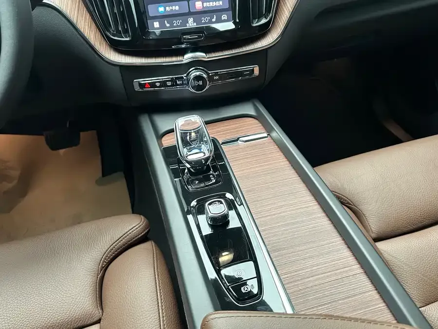 Volvo XC60 2024 B5 4WD Zhiyuan Luxury Edition 2024 — миниатюра 4
