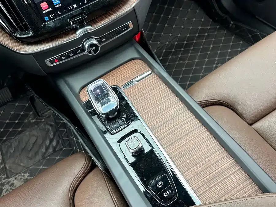 Volvo XC60 2025 B5 4WD Zhiyuan Luxury Edition 2024 — миниатюра 5