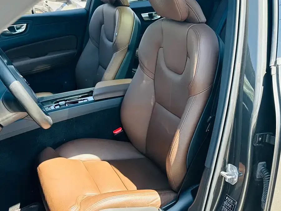 Volvo XC60 2022 B5 four-wheel drive Zhiyuan Deluxe Edition 2022 — миниатюра 4