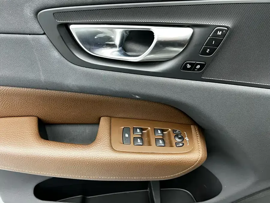 Volvo XC60 2022 B5 four-wheel drive Zhiyi Sports Edition 2022 — миниатюра 2