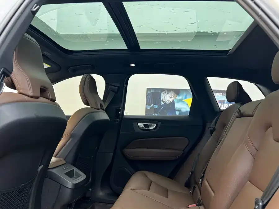 Volvo XC60 2022 B5 four-wheel drive Zhiyi Sports Edition 2022 — миниатюра 3