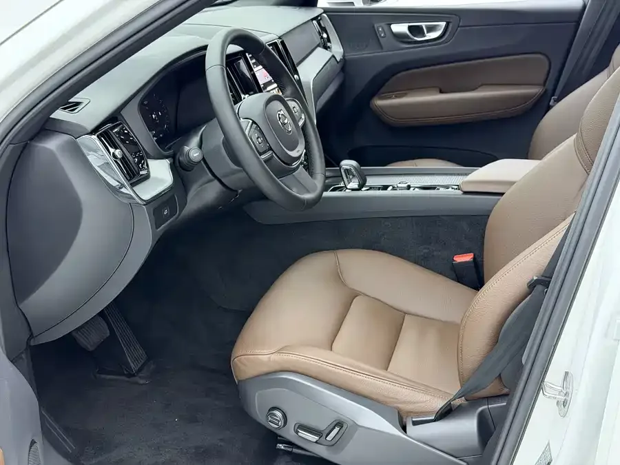 Volvo XC60 2023 B5 4WD Zhiyi Luxury Edition 2023 — миниатюра 4