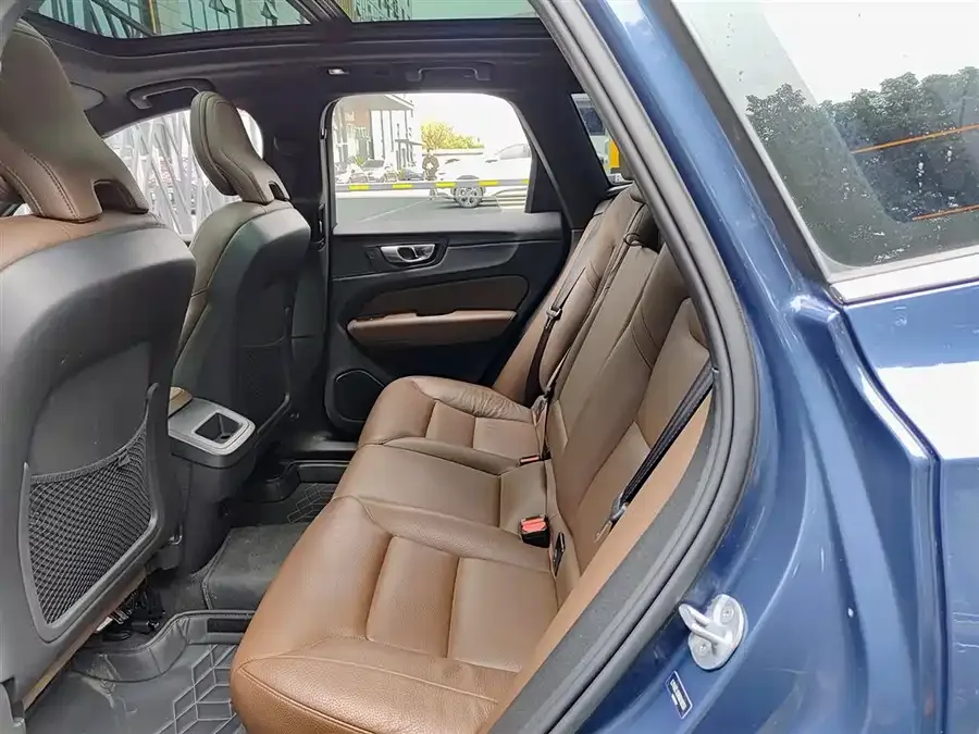 Volvo XC60 2024 B5 4WD Zhiyi Luxury Edition 2024 — миниатюра 5