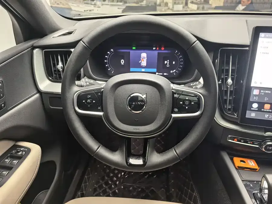 Volvo XC60 2026 B5 4WD Zhiyi Luxury Edition 2025 — миниатюра 2