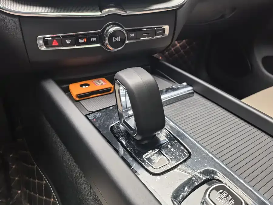 Volvo XC60 2026 B5 4WD Zhiyi Luxury Edition 2025 — миниатюра 3