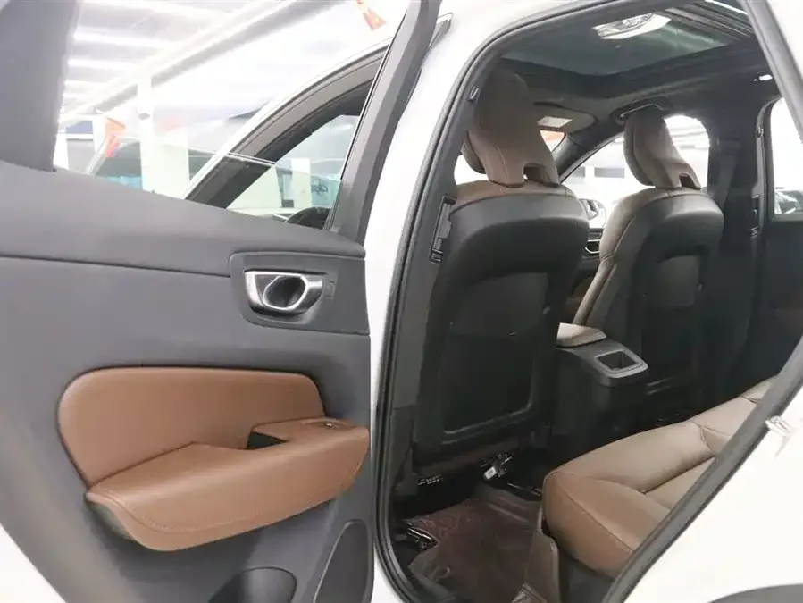 Volvo XC60 2023 B5 4WD Zhiyuan Luxury Edition 2023 — миниатюра 4
