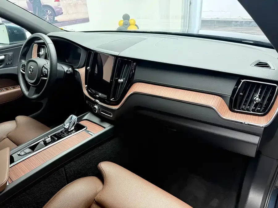 Volvo XC60 2025 B5 4WD Zhiyuan Luxury Edition 2025 — миниатюра 2