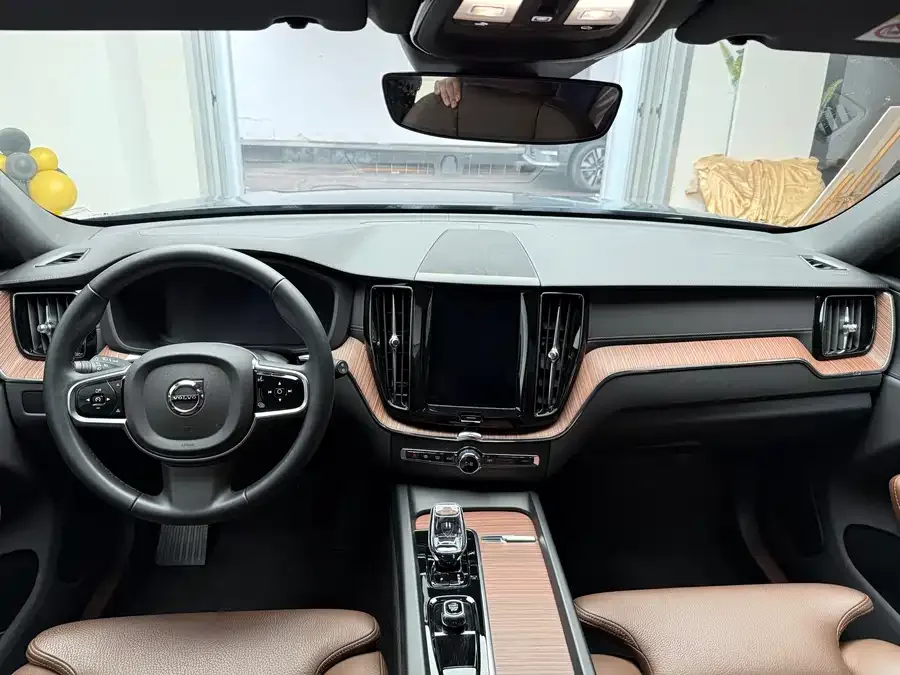 Volvo XC60 2025 B5 4WD Zhiyuan Luxury Edition 2025 — миниатюра 4
