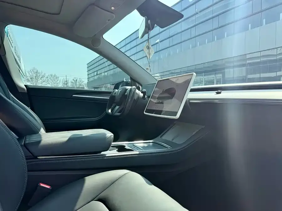 Tesla Model Y Model Y 2022 facelift rear-wheel drive version 2023 — миниатюра 5