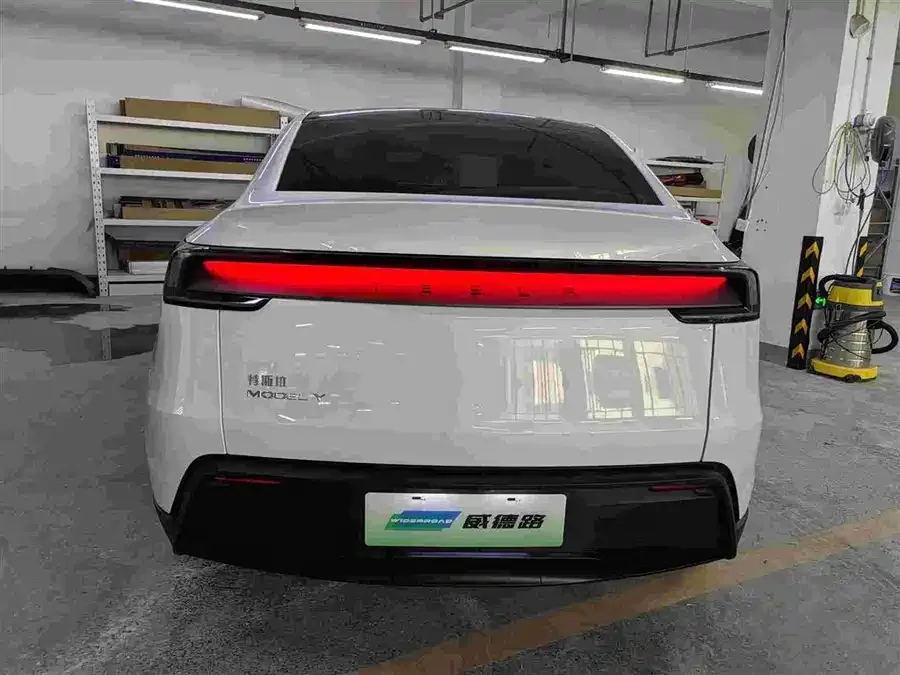 Tesla Model Y Model Y 2025 rear-wheel drive version 2025 — миниатюра 2
