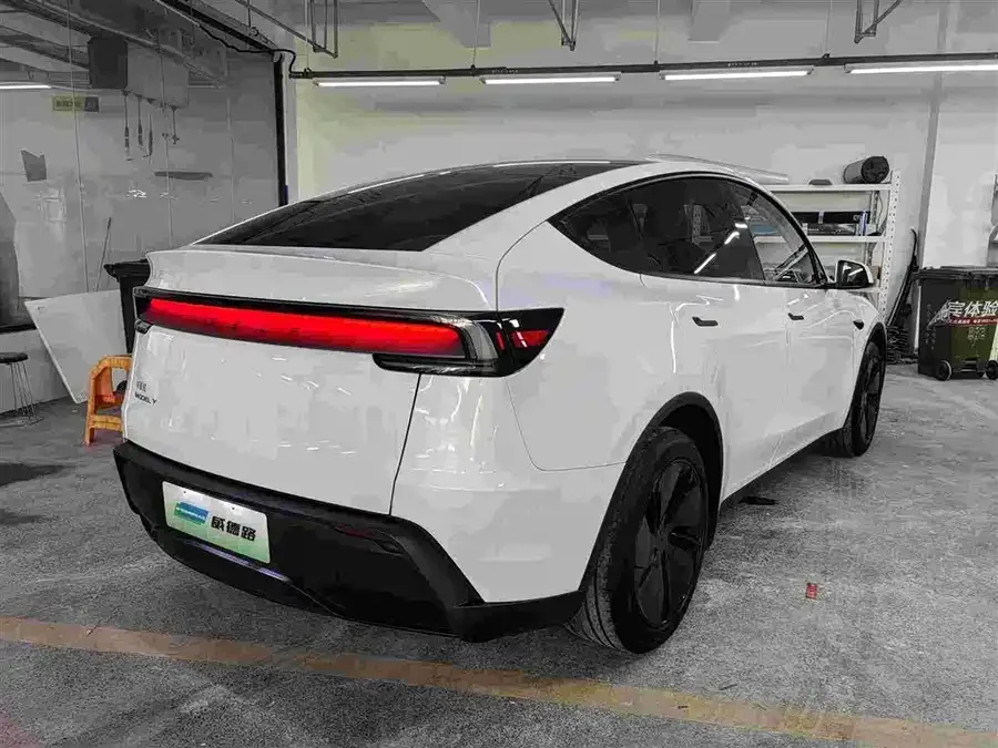 Tesla Model Y Model Y 2025 rear-wheel drive version 2025 — миниатюра 4