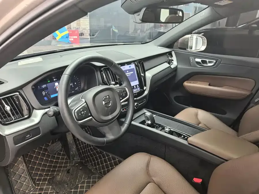 Volvo XC60 2025 B5 4WD Zhiyi Luxury Edition 2025 — миниатюра 2