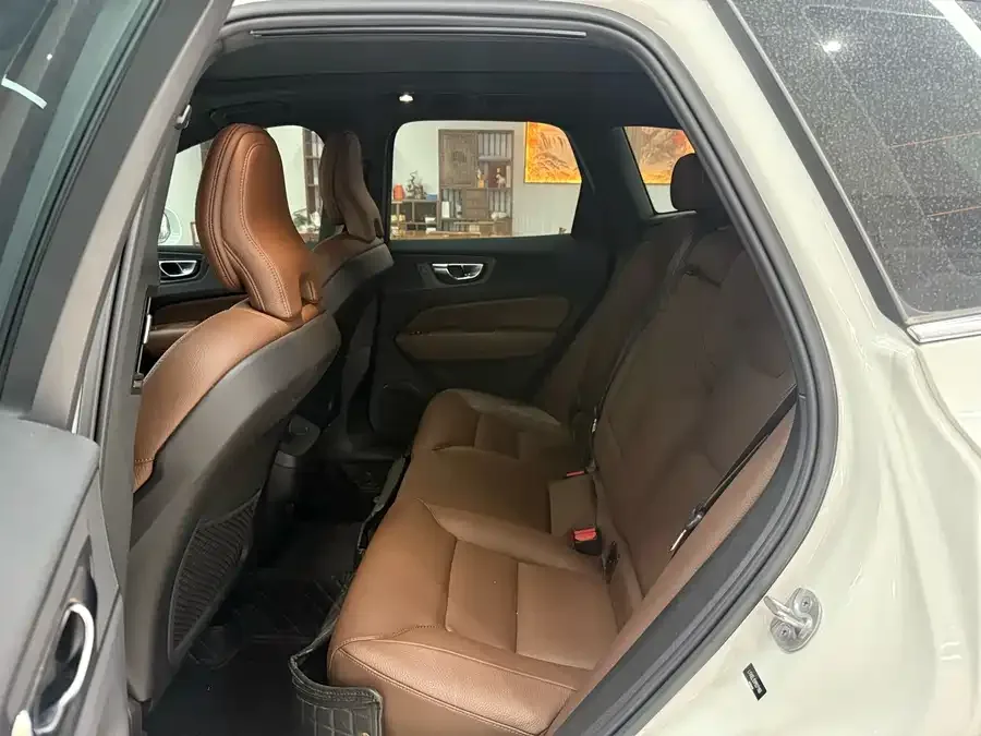 Volvo XC60 2022 B5 4WD Zhiyi Luxury Edition 2022 — миниатюра 2