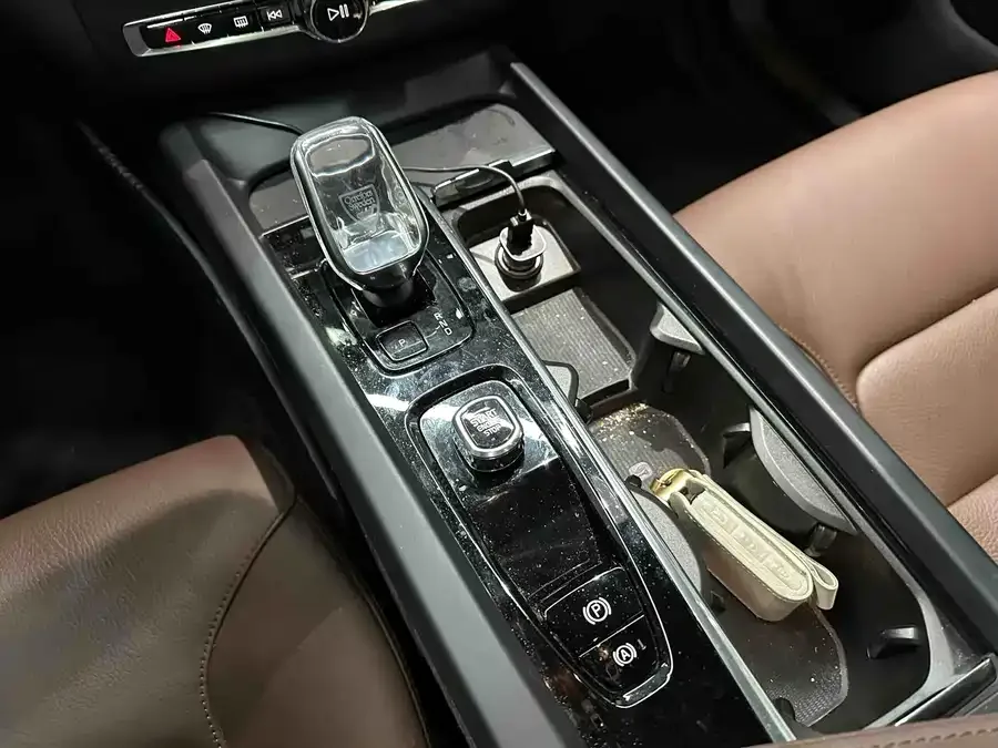 Volvo XC60 2022 B5 4WD Zhiyi Luxury Edition 2022 — миниатюра 4