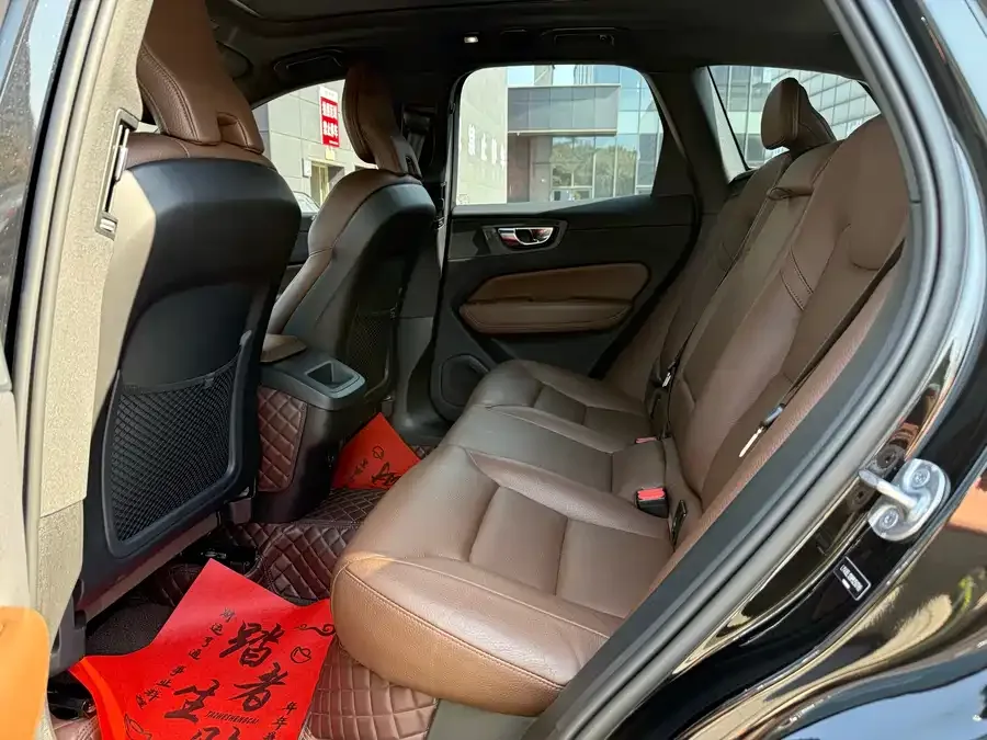 Volvo XC60 2023 B5 4WD Zhiyi Luxury Edition 2022 — миниатюра 2