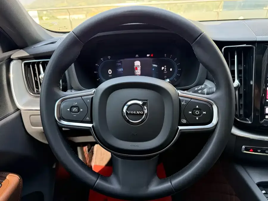 Volvo XC60 2023 B5 4WD Zhiyi Luxury Edition 2022 — миниатюра 5
