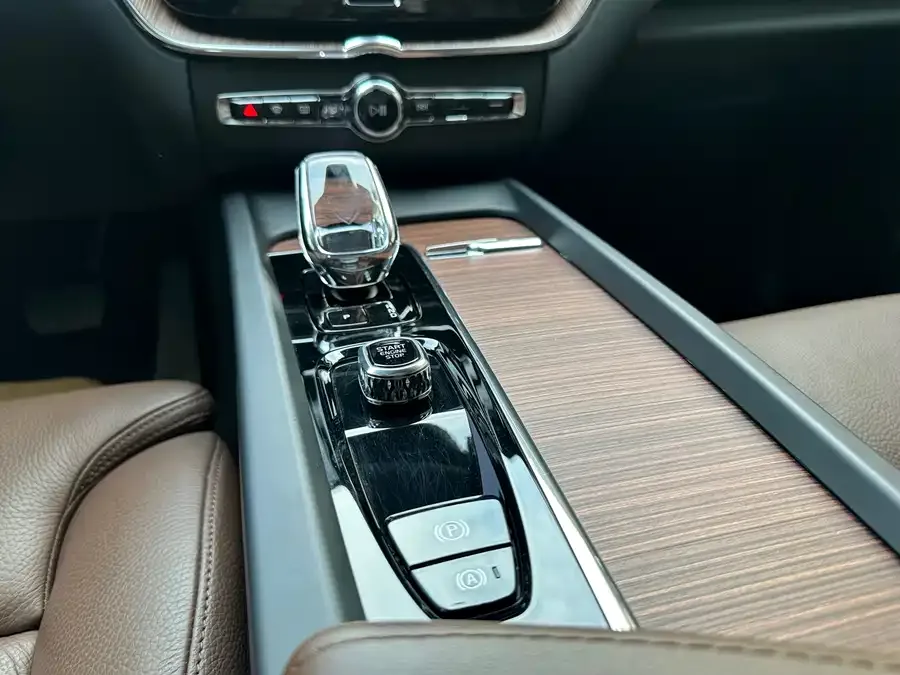 Volvo XC60 2024 B5 4WD Zhiyuan Luxury Edition 2024 — миниатюра 4