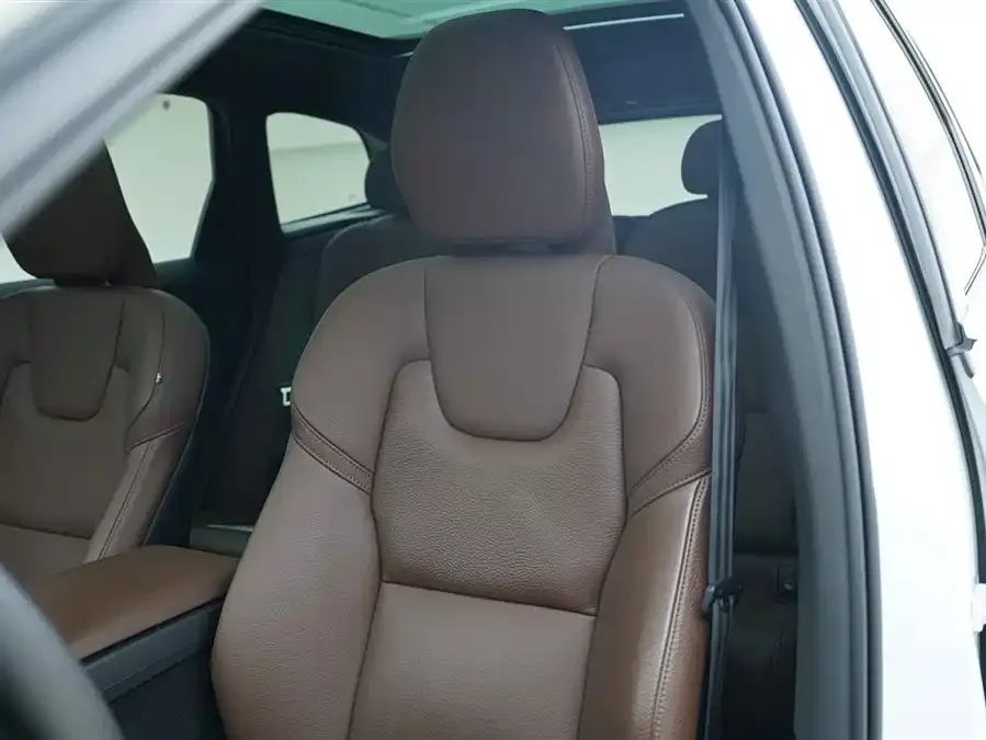 Volvo XC60 2023 B5 4WD Zhiyuan Luxury Edition 2022 — миниатюра 4