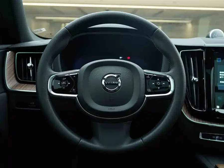 Volvo XC60 2023 B5 4WD Zhiyuan Luxury Edition 2022 — миниатюра 5