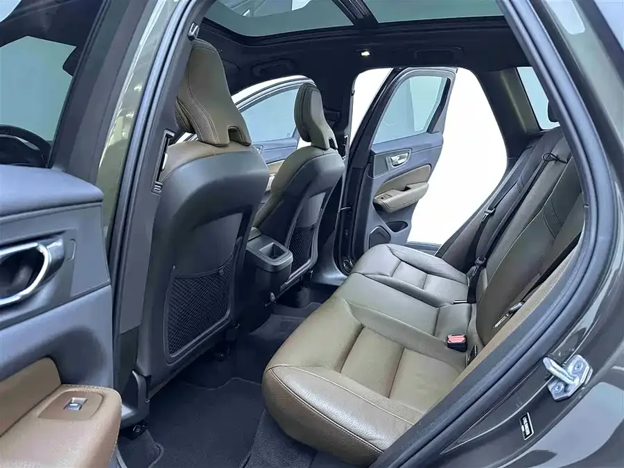 Volvo XC60 2022 B5 4WD Zhiyi Luxury Edition 2022 — миниатюра 3