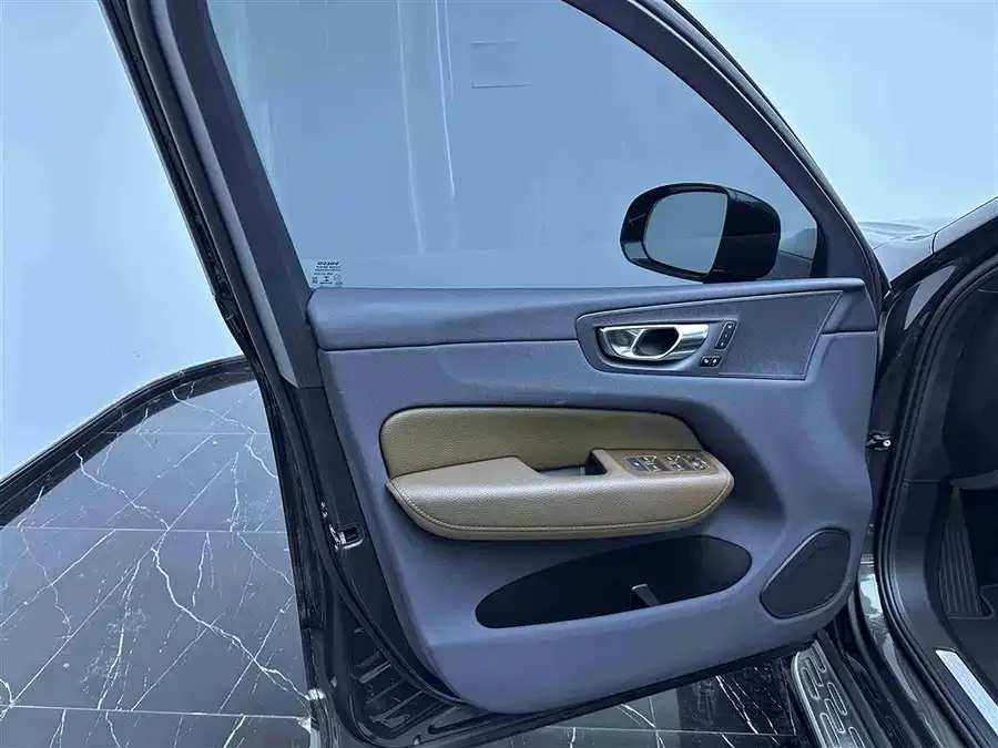 Volvo XC60 2022 B5 4WD Zhiyi Luxury Edition 2022 — миниатюра 5