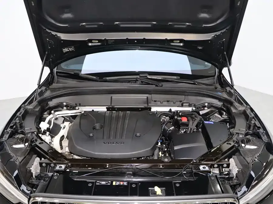Volvo XC60 2022 B5 4WD Zhiyi Luxury Edition 2022 — миниатюра 3