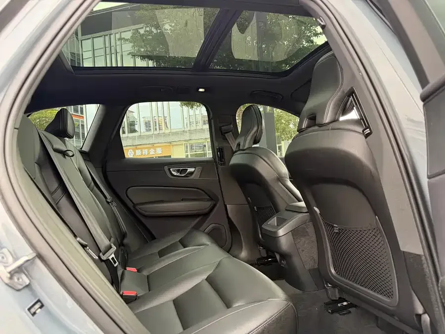 Volvo XC60 2022 B5 four-wheel drive Zhiyi Sports Edition 2022 — миниатюра 3