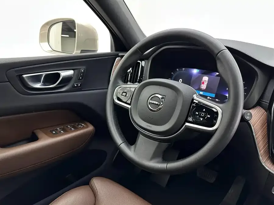 Volvo XC60 2025 B5 4WD Zhiyuan Luxury Edition 2025 — миниатюра 3