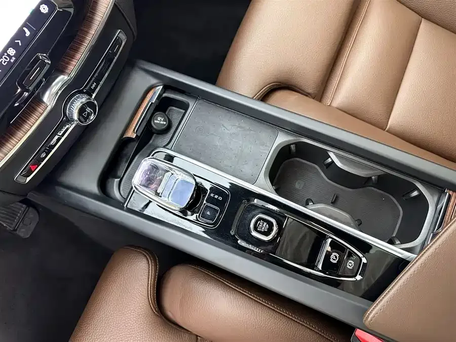 Volvo XC60 2025 B5 4WD Zhiyuan Luxury Edition 2025 — миниатюра 4