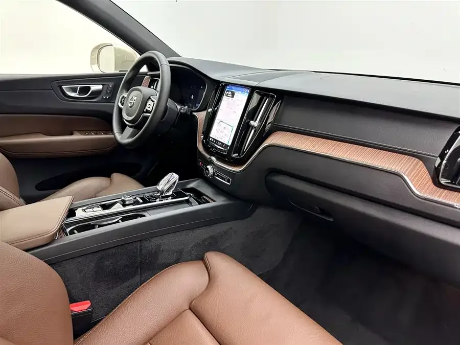 Volvo XC60 2025 B5 4WD Zhiyuan Luxury Edition 2025 — миниатюра 5