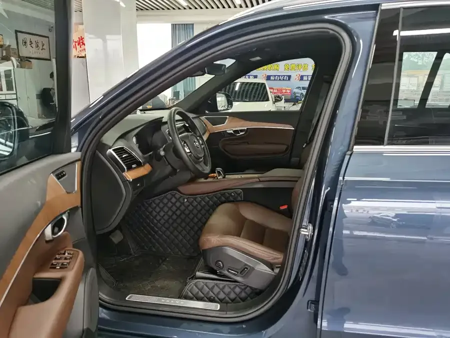 Volvo XC90 2024 B6 Zhiyi Luxury Edition 7 Seaters 2024 — миниатюра 3