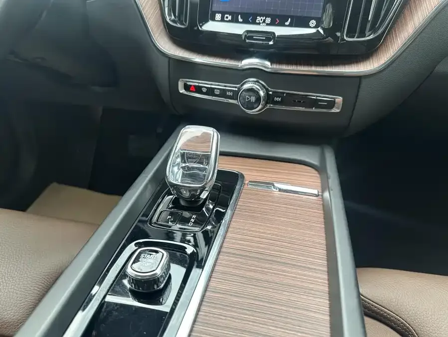 Volvo XC60 2024 B5 4WD Zhiyuan Luxury Edition 2024 — миниатюра 4