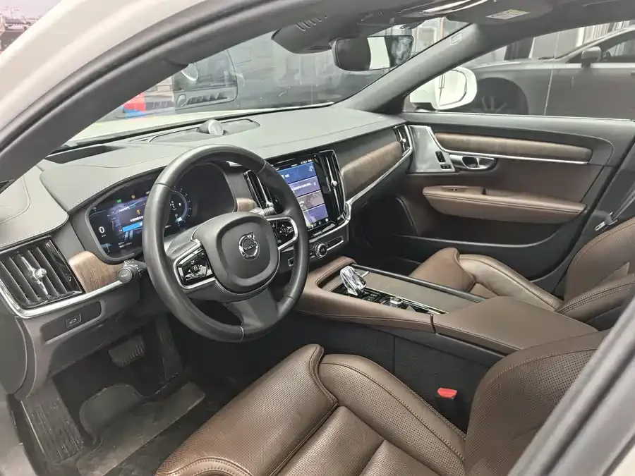 Volvo V90 2024 Cross Country B5 AWD Smart Edition 2024 — миниатюра 2