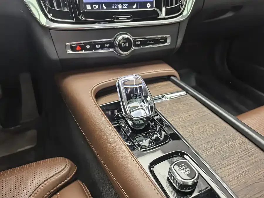 Volvo V90 2024 Cross Country B5 AWD Smart Edition 2024 — миниатюра 5