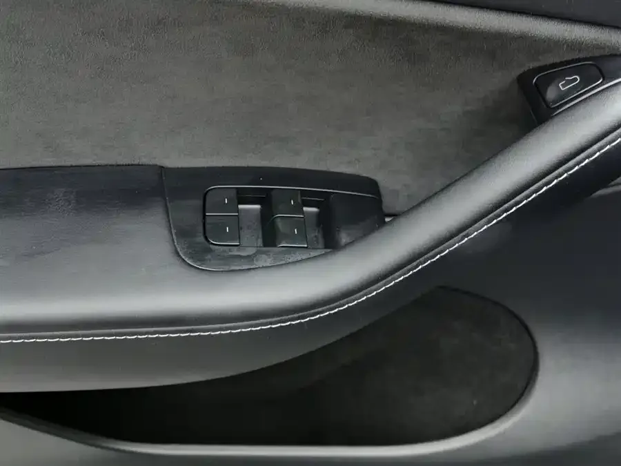 Tesla Model Y Model Y 2024 rear-wheel drive version 2025 — миниатюра 3