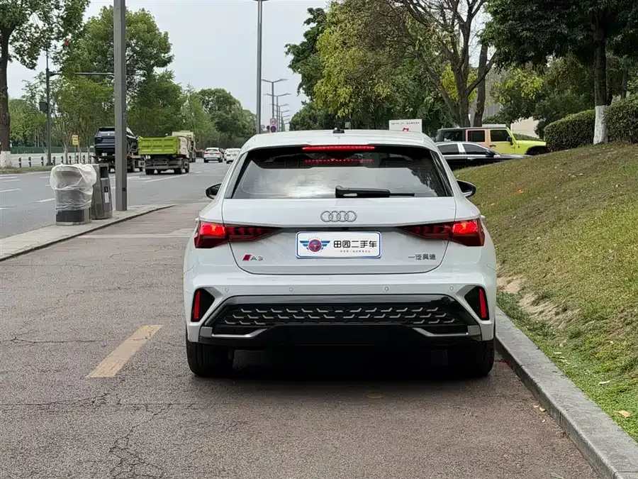 Audi A3 2025 Sportback 35TFSI Flying Spur Premium Edition 2025 — миниатюра 2