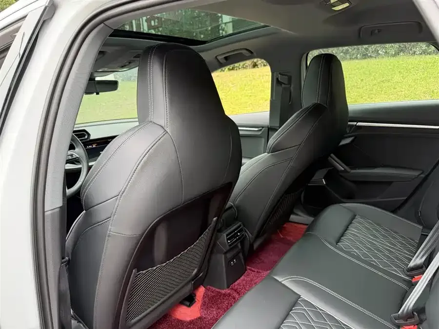 Audi A3 2025 Sportback 35TFSI Flying Spur Premium Edition 2025 — миниатюра 3