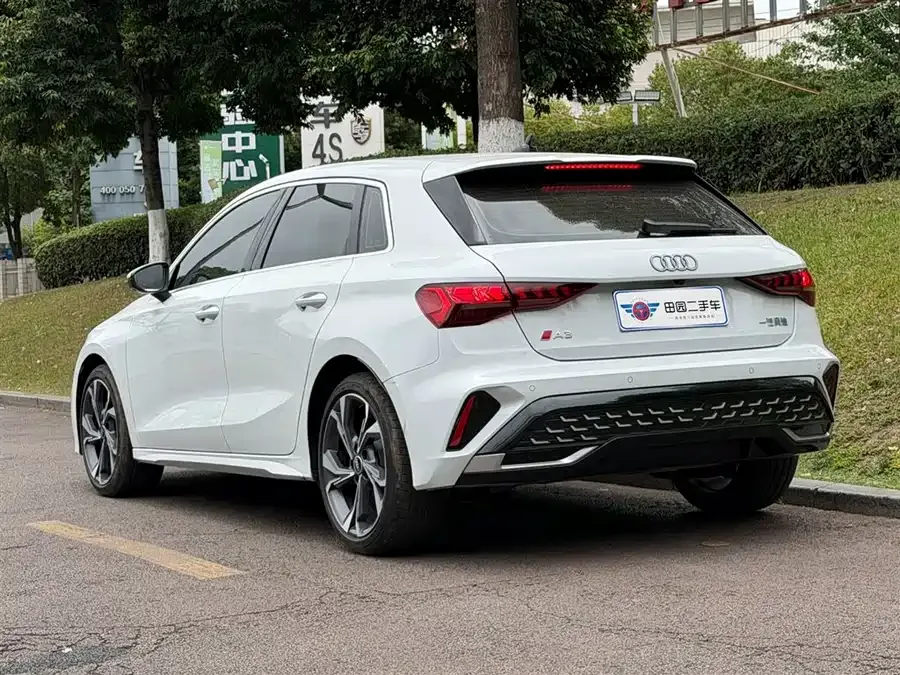Audi A3 2025 Sportback 35TFSI Flying Spur Premium Edition 2025 — миниатюра 4