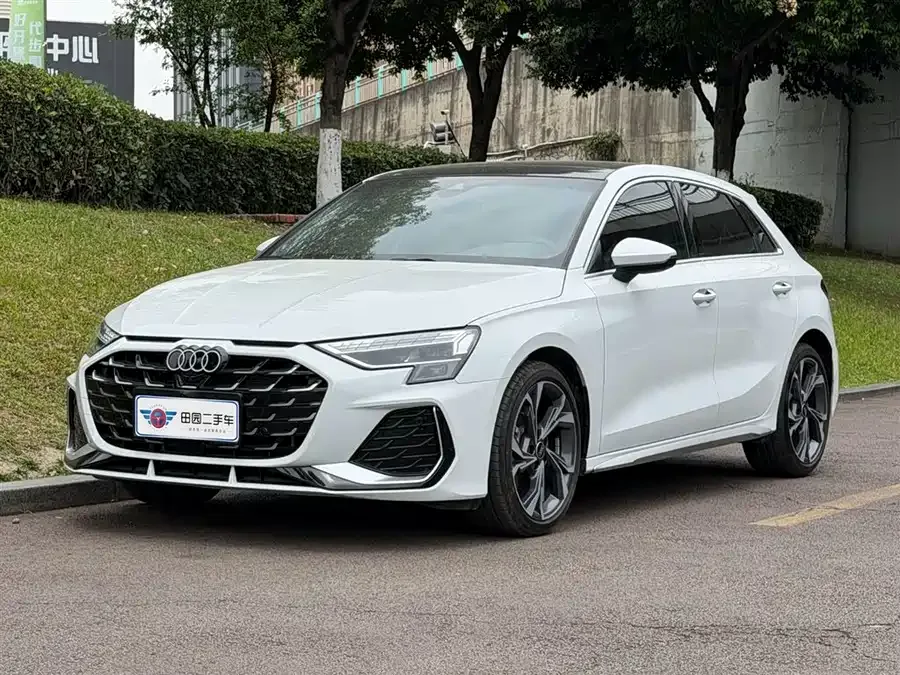 Audi A3 2025 Sportback 35TFSI Flying Spur Premium Edition 2025 — фото 1, купить с доставкой в Москву