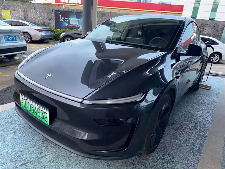 Tesla Model Y 2025